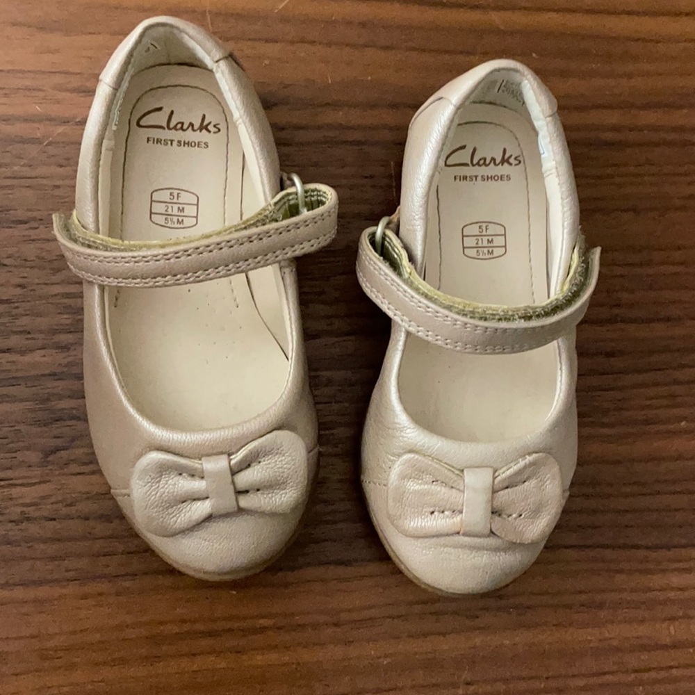 Clarks beige Mary Janes Toddler 5